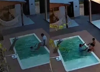 Dos jugando en la piscina.
