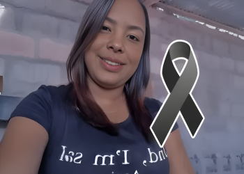 UNA CHICA QUEDA TRISTEMENTE