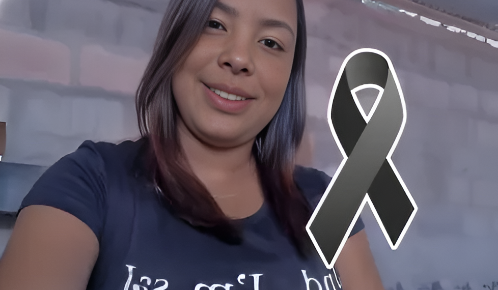 UNA CHICA QUEDA TRISTEMENTE