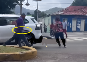 UN HOMBRE CON UN FILOSO LARGO A UNA DAMA