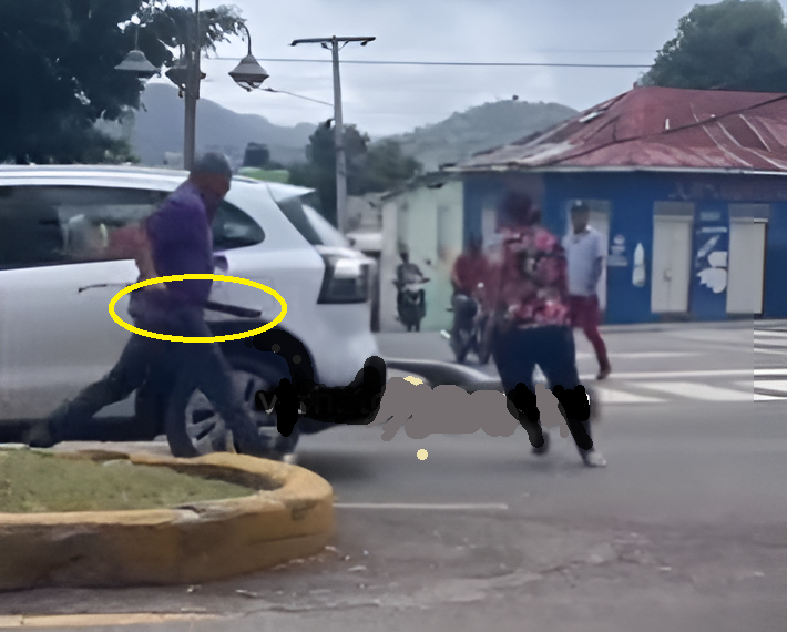 UN HOMBRE CON UN FILOSO LARGO A UNA DAMA