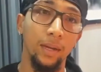 Un joven en su negocio