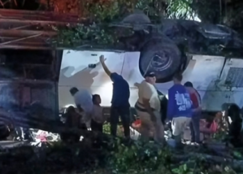 UNA GUAGUA GRANDE LLENA DE PASAJEROS