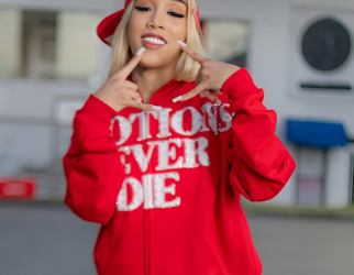 IBA UNA FAMOSA ARTISTA URBANA