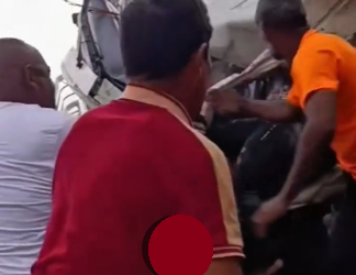 UN CAMIÓN CARGADO DE CEBOLLAS